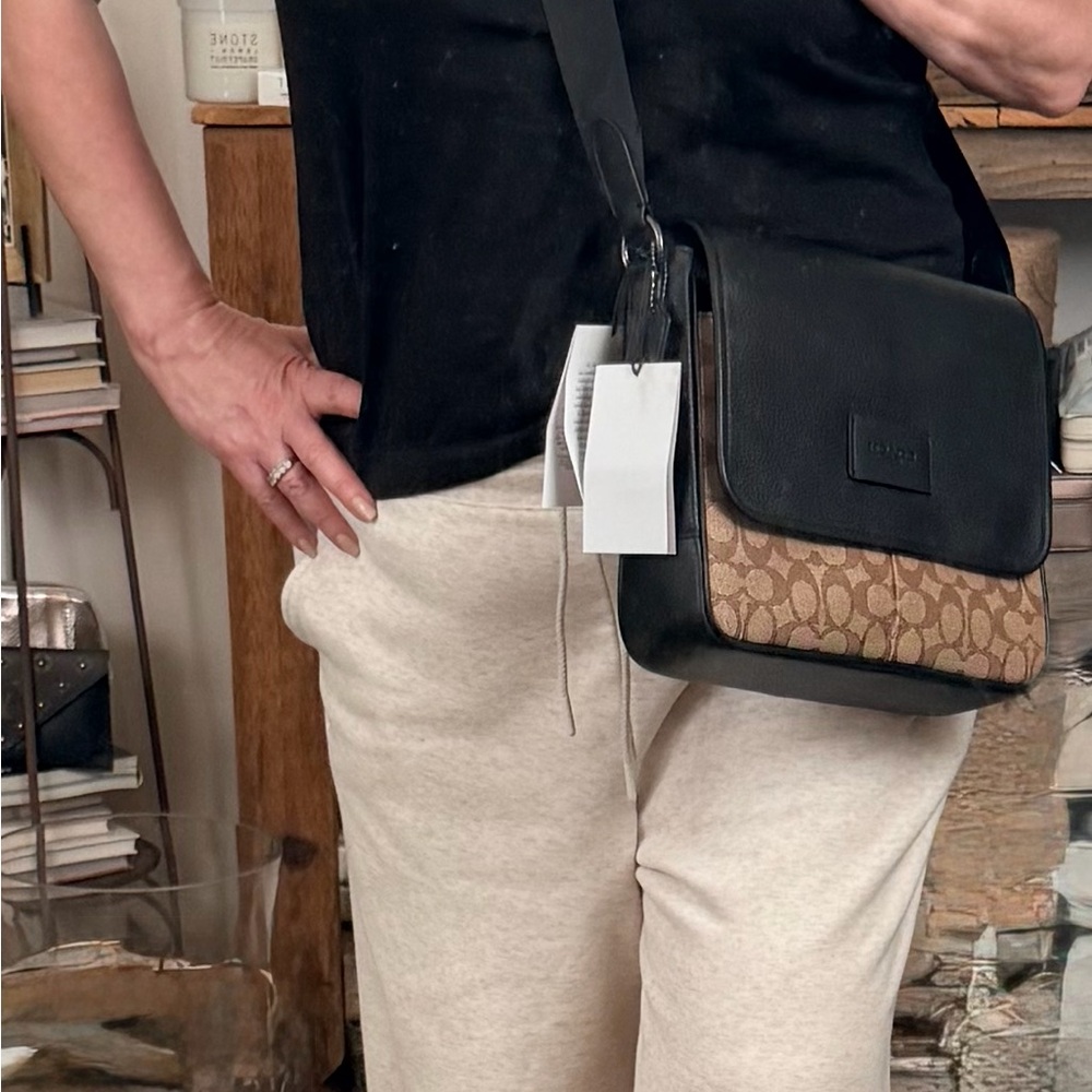 NWT, Coach Black and Brown Signature Messenger Bag.
NON-SMOKING HOME